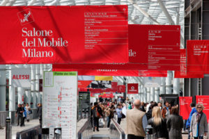 Tłumy ludzi na targach Salone del Mobile Milano wnętrza design