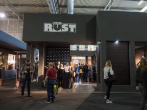 Stoisko Mebel Rust na targach wnętrzarskich z ludźmi.