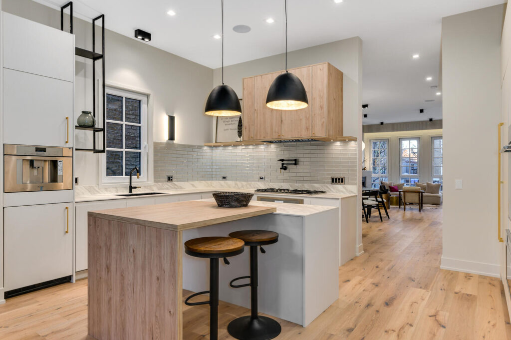 nowoczesna kuchnia z wyspą drewniane hokery białe szafki