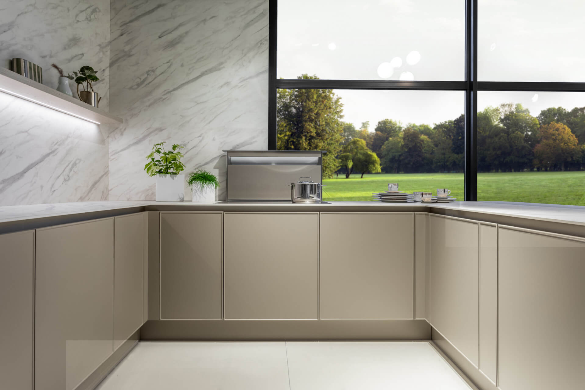 nowoczesna kuchnia z beżowymi szafkami i dużym oknem