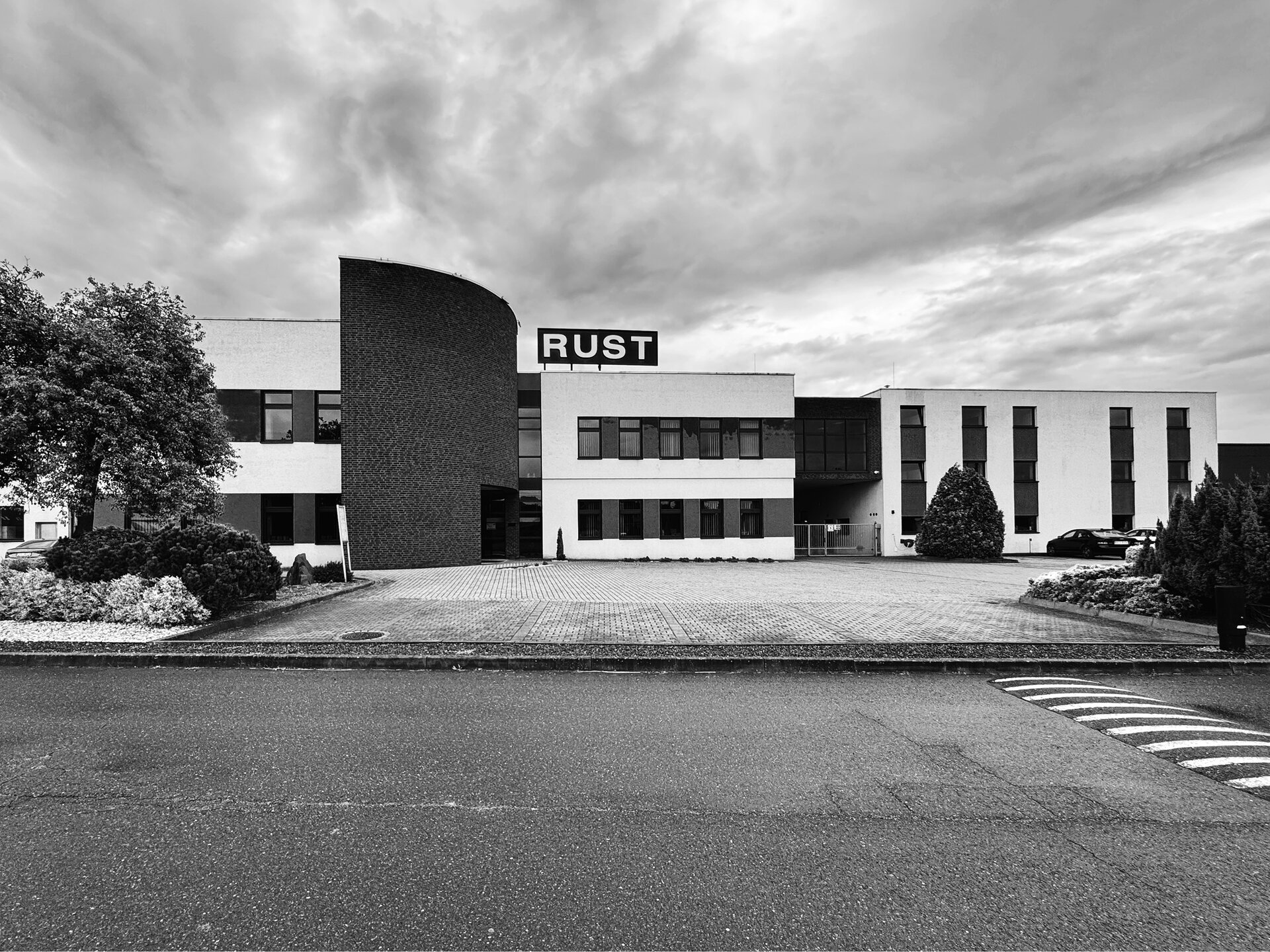 nowoczesny budynek firmy ernest rust widok z zewnątrz